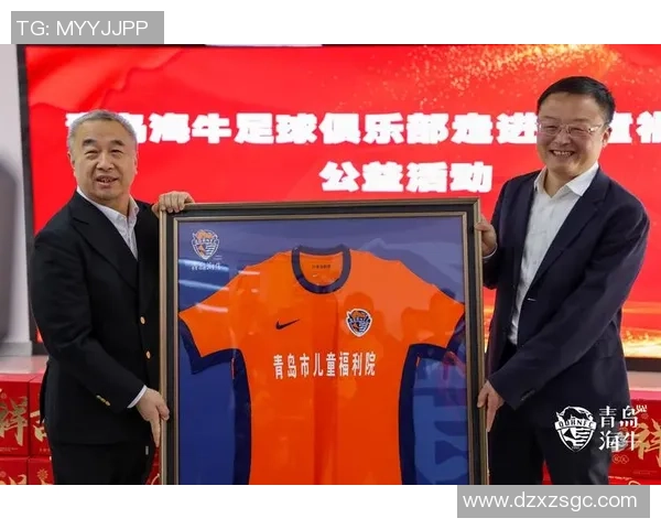 足球明星亲自送球迷定制球衣温暖互动传递爱心与激情 足球明星亲自送球迷定制球衣温暖互动传递爱心与激情