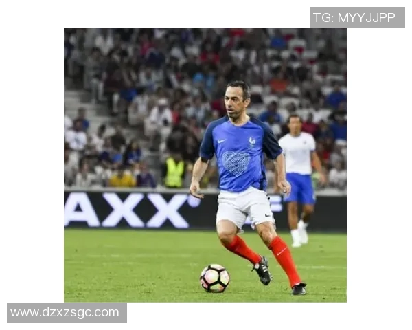 灰色头像足球明星男的传奇之路与场上风采解析